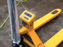 叉車電子秤防水暴力測試-大量現(xiàn)貨裝車